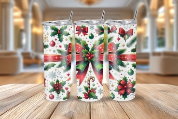 Weihnachtsthermobecher mit festlichem Motiv, roter Schleife, Stechpalmenblättern, Schneeflocken und Weihnachtskugeln, 590 ml, auf einem Holztisch in einer weihnachtlich dekorierten Umgebung.